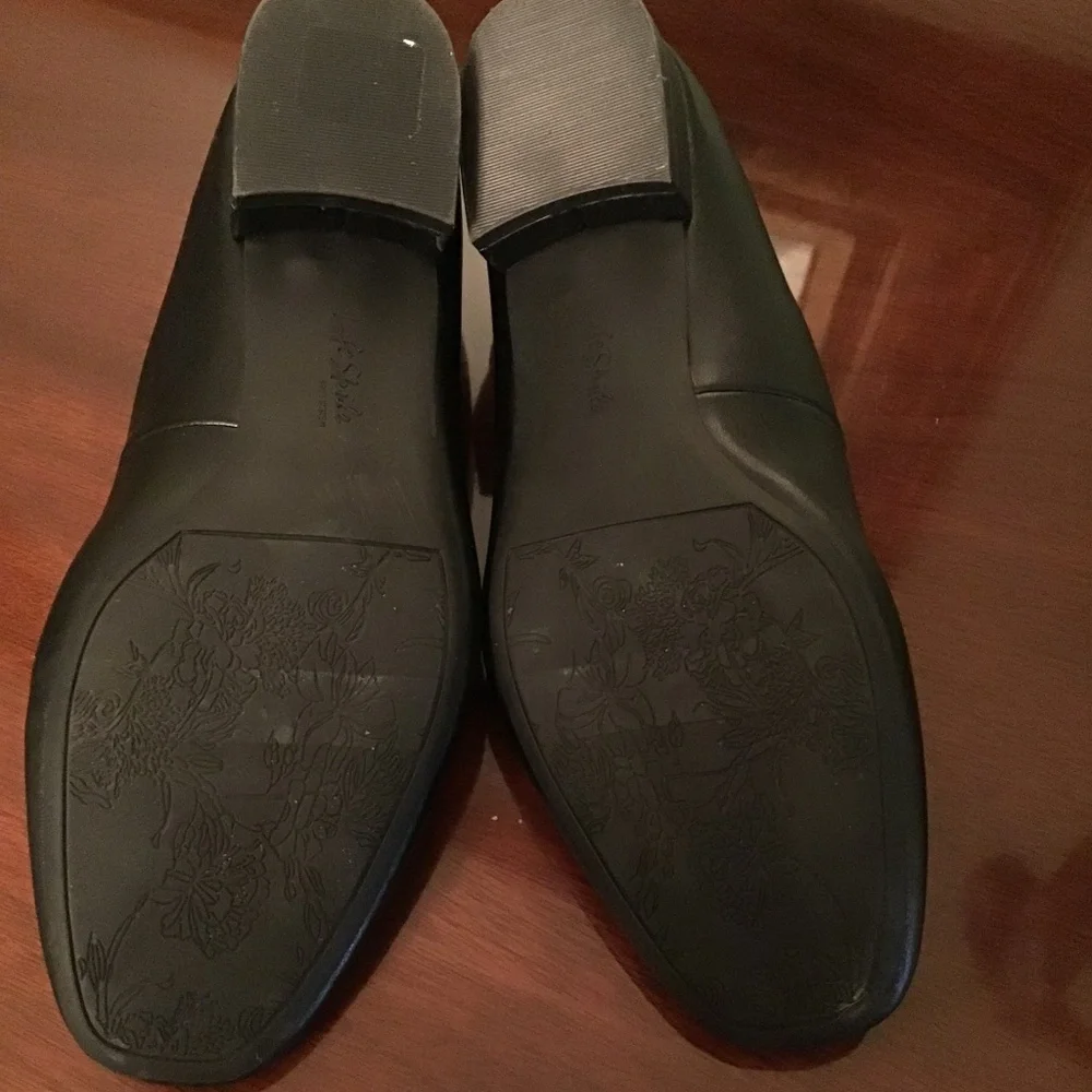 Naturalizer size 10Wide  like new vegan leather flats - Picture 2 of 5